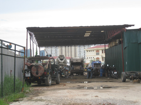 Điểm chung của các gara này là mọc lên từ các khu đất bỏ hoang của dự án, người thuê lại chỉ cần dựng tạm nhà bằng tôn ghép chìa lại khoảng không rất lớn phía trước