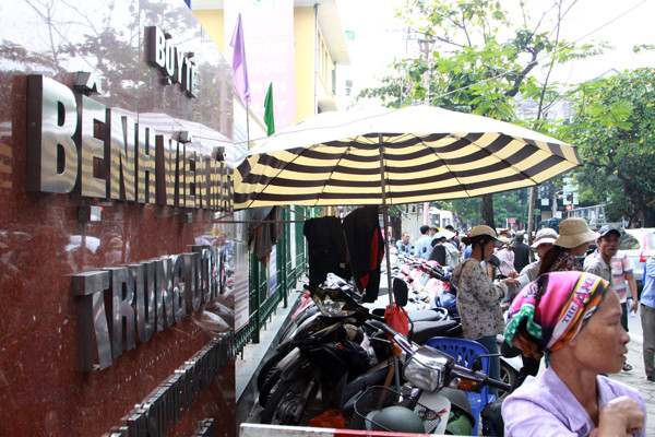 Người dân phía ngoài bệnh viên mắt T.Ư