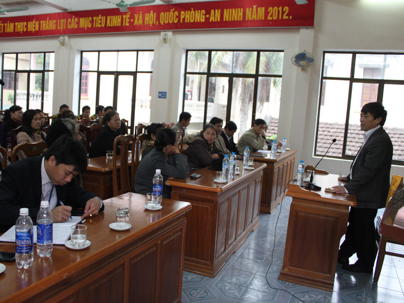 Chủ tịch UBND TP Thanh Hóa Đào Trọng Quy tiếp dân trưa nay. Ảnh: Hoàng Lam