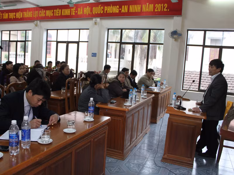Chủ tịch UBND TP Thanh Hóa Đào Trọng Quy tiếp dân trưa nay. Ảnh: Hoàng Lam