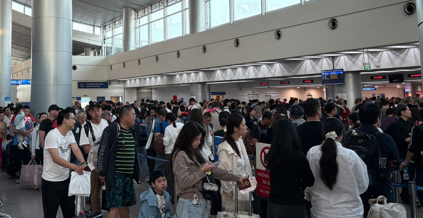 Trước đó, Cảng HKQT Tân Sơn Nhất dự báo trong dịp cao điểm Tết Nguyên đán 2025 (từ ngày 15 tháng Chạp đến hết 15 tháng Giêng năm Ất Tỵ, tức từ ngày 14/1 đến 12/2/2025), sân bay đón hơn 4 triệu khách. Trước đó, Cảng HKQT Tân Sơn Nhất dự báo trong dịp cao điểm Tết Nguyên đán 2025 (từ ngày 15 tháng Chạp đến hết 15 tháng Giêng năm Ất Tỵ, tức từ ngày 14/1 đến 12/2/2025), sân bay đón hơn 4 triệu khách.