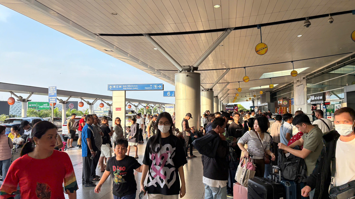 Khu vực ga đi quốc tế tấp nập hành khách. Khu vực ga đi quốc tế tấp nập hành khách.