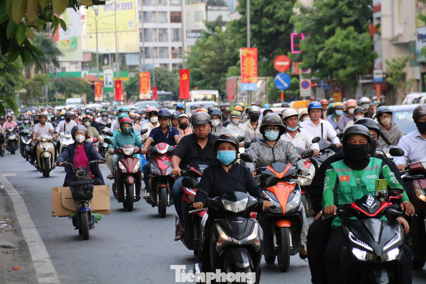 Mặc dù vậy, theo ghi nhận của PV, giao thông trên trục đường Cộng Hòa vào sáng 3/2 vẫn khá "dễ thở", không xảy ra kẹt xe.
