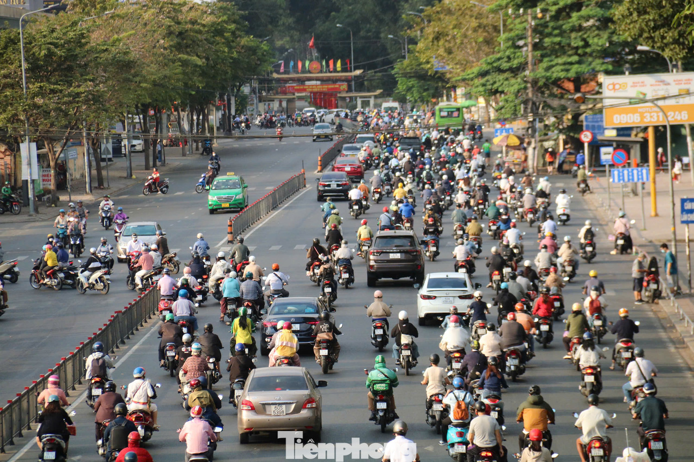 Dòng phương tiện tấp nập trên đường Hoàng Minh Giám (quận Phú Nhuận).