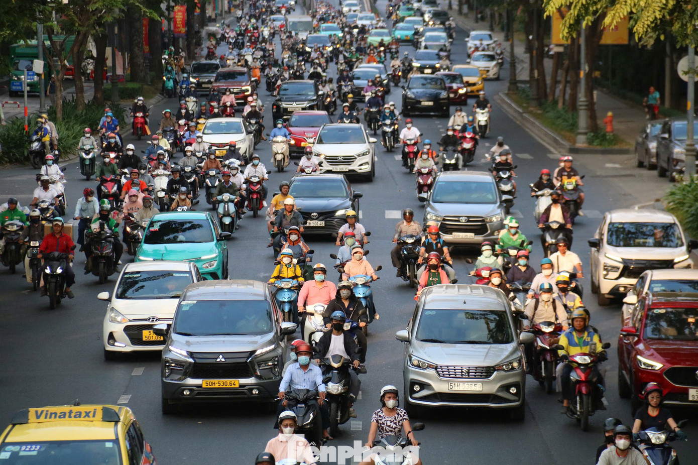 Dòng phương tiện đông đúc trên đường Hoàng Văn Thụ (quận Tân Bình).
