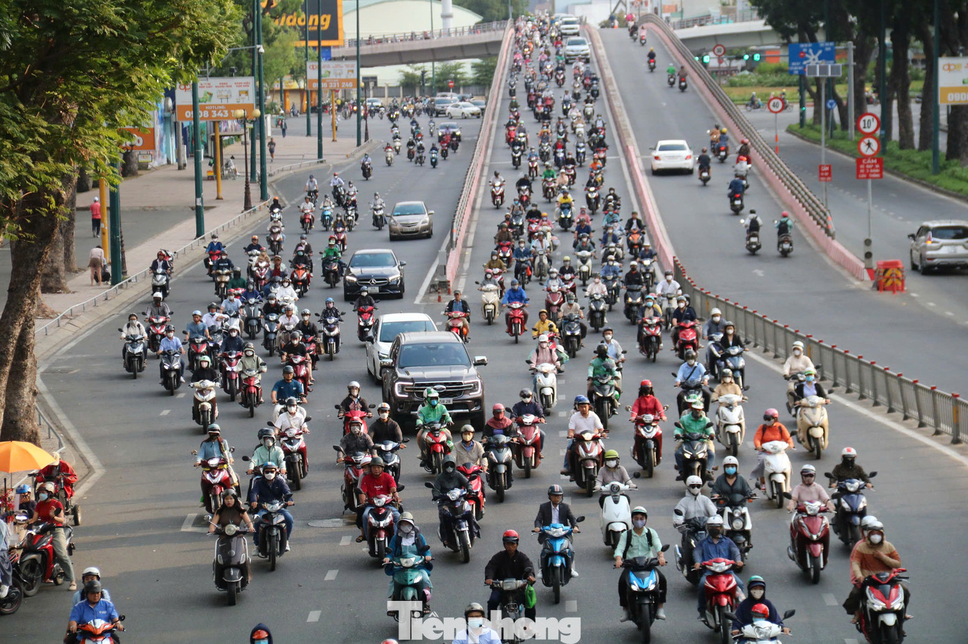 Cầu vượt Nguyễn Thái Sơn - Nguyễn Kiệm (quận Gò Vấp), đường Hoàng Minh Giám (quận Phú Nhuận) cũng đông đúc phương tiện, nhưng không xảy ra ùn tắc trong giờ cao điểm sáng.