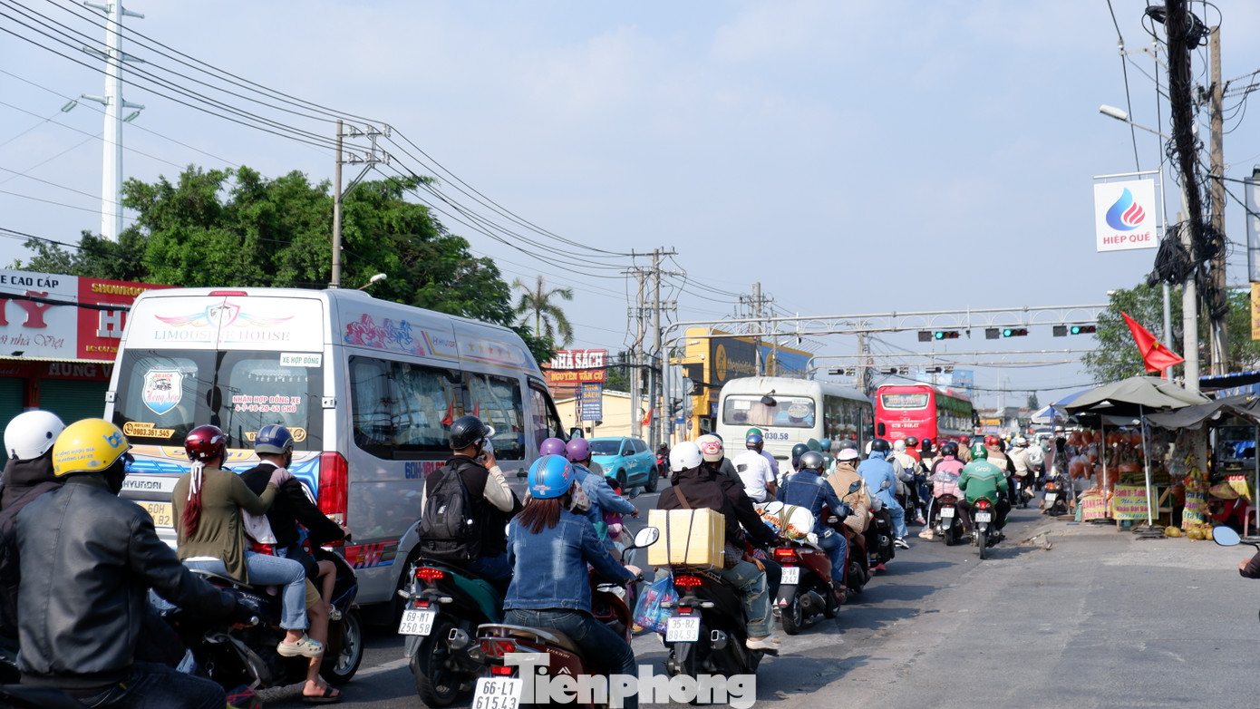 Theo ghi nhận của PV Tiền Phong, từ khoảng 15h, người dân từ các tỉnh, thành miền Tây Nam Bộ di chuyển bằng xe máy nô nức trở về TPHCM, cửa ngõ phía Tây thành phố chật kín người, xe.