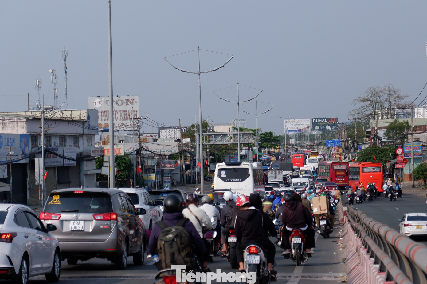 Hướng từ cầu vượt nút giao thông Bình Thuận đến nút giao Lê Khả Phiêu - Nguyễn Hữu Trí đông kín phương tiện. Theo ghi nhận của PV, tại các nút giao có lưu lượng phương tiện đông đúc, lực lượng chức năng đã túc trực tại khu vực tủ điều khiển đèn tín hiệu để linh động điều chỉnh pha đèn nhằm tránh ùn tắc giao thông