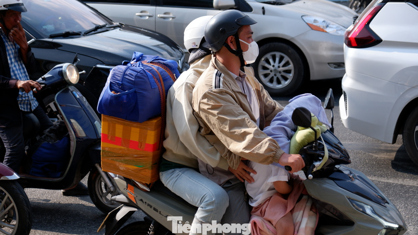 Nhiều bé ngủ gục trên tay lái của ba, mẹ.