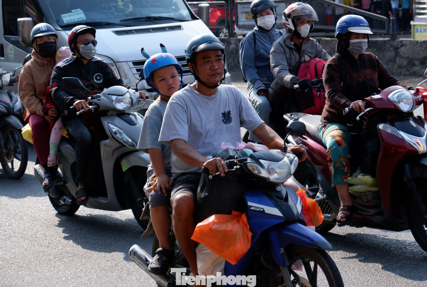 Các em nhỏ theo ba mẹ quay lại TPHCM sau thời gian về quê nghỉ Tết.