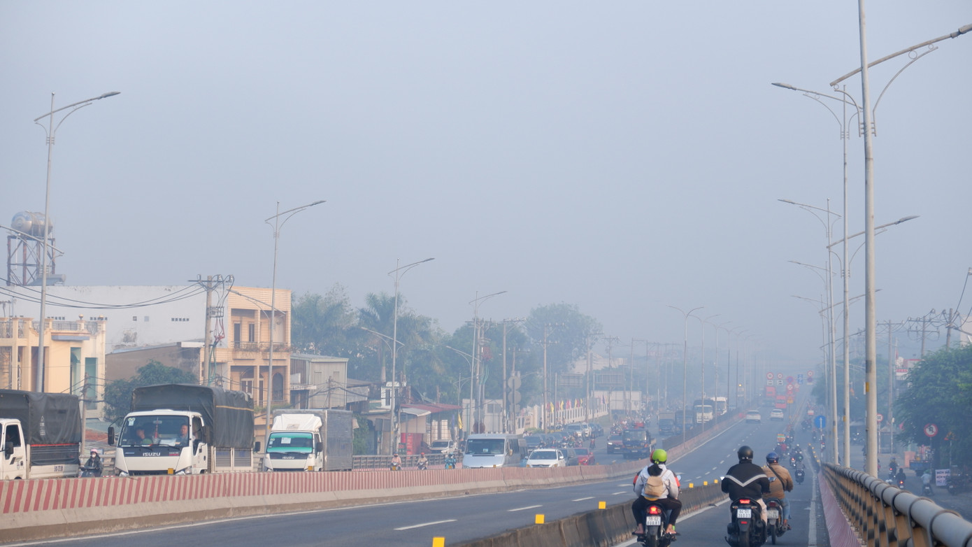 Tương tự trên quốc lộ 1 (đoạn qua quận Bình Tân) cũng xuất hiện sương mù. Tương tự trên quốc lộ 1 (đoạn qua quận Bình Tân) cũng xuất hiện sương mù.