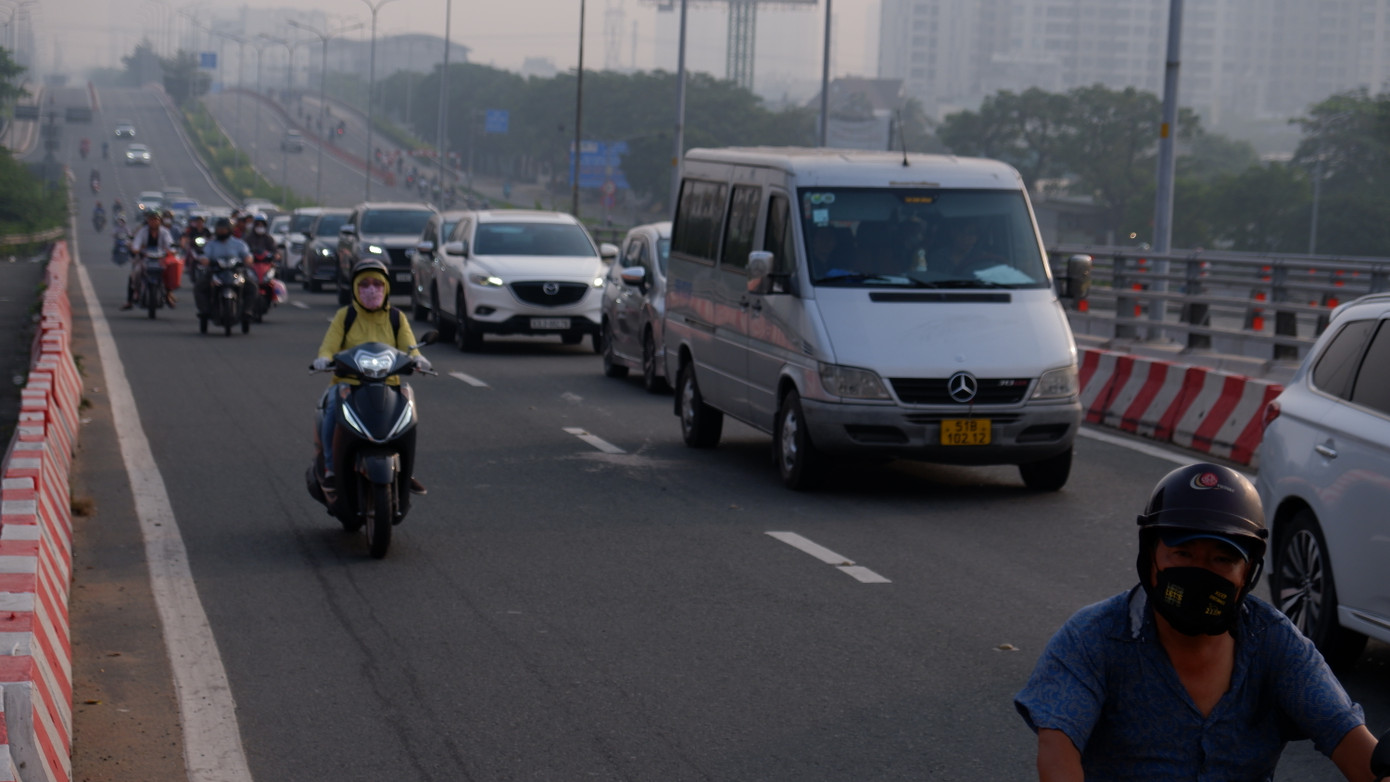 Từ sáng sớm 7/2, nhiều nơi tại TPHCM xuất hiện sương mù. Ảnh ghi nhận tại đường Võ Văn Kiệt, quận 8. Từ sáng sớm 7/2, nhiều nơi tại TPHCM xuất hiện sương mù. Ảnh ghi nhận tại đường Võ Văn Kiệt, quận 8.