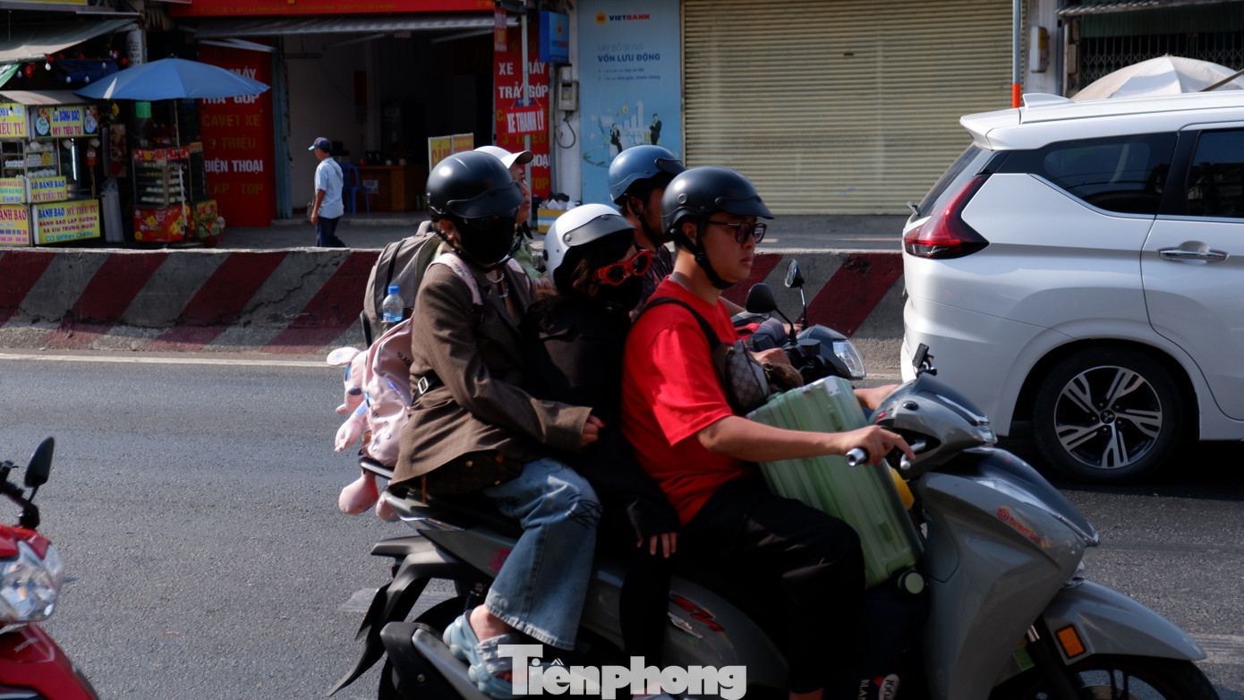 Các em nhỏ theo ba mẹ quay lại TPHCM sau thời gian về quê nghỉ Tết.