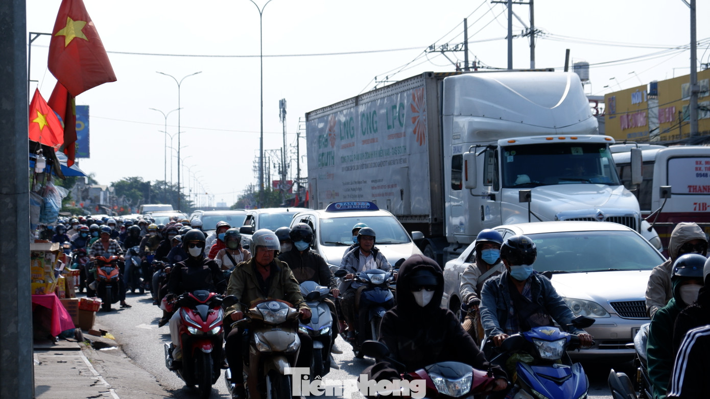 Chiều 2/2 (mùng 5 Tết), kết thúc ngày nghỉ cuối dịp Tết Nguyên đán 2025, lưu lượng phương tiện giao thông trên quốc lộ 1 (đường Lê Khả Phiêu) - cửa ngõ phía Tây TPHCM tăng đột biến.