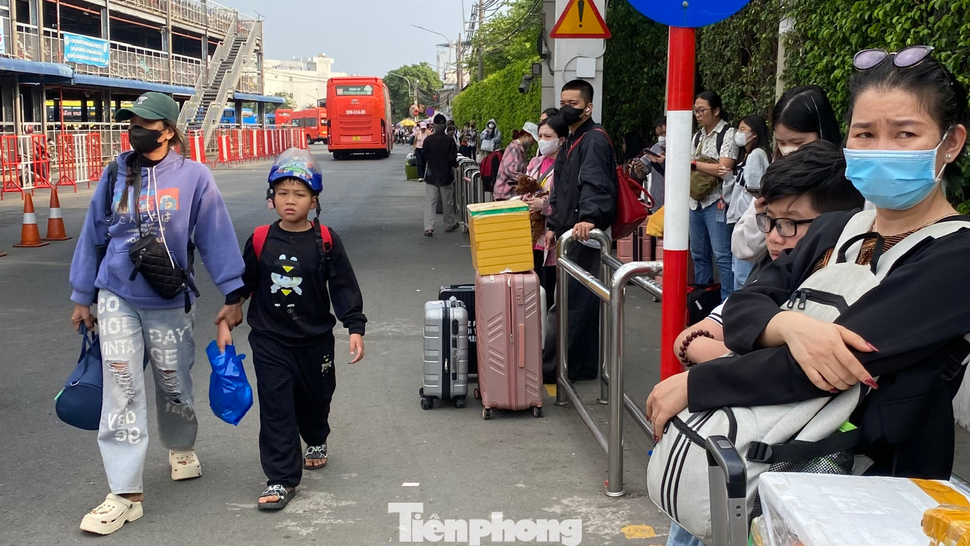 Theo dự báo từ bến xe Miền Tây, trong ngày hôm nay (mùng 5 Tết), dự kiến có 1.930 chuyến xe với 26.000 hành khách qua bến. Ngày trước đó (mùng 4 Tết) có 36.000 hành khách qua bến.