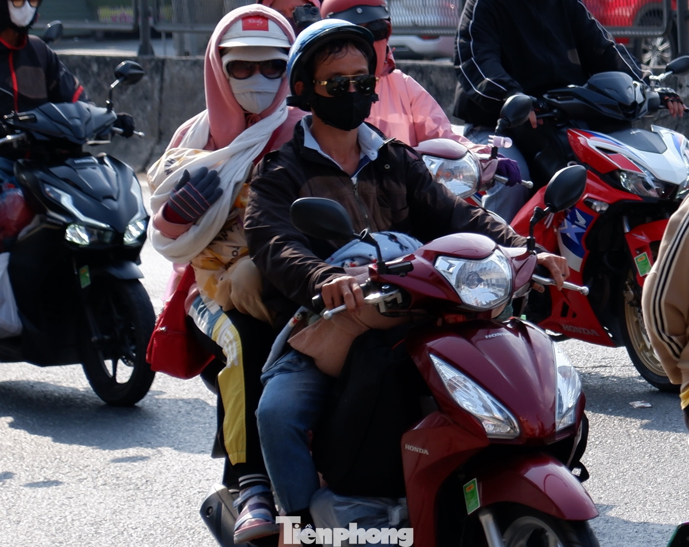 Các em nhỏ theo ba mẹ quay lại TPHCM sau thời gian về quê nghỉ Tết.