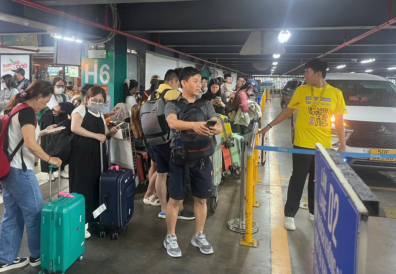 Trong ngày mùng 5 và mùng 6 Tết, rất đông hành khách quay lại TPHCM sau kỳ nghỉ. Trong ảnh: Hành khách đón xe công nghệ để rời sân bay Tân Sơn Nhất. Ảnh: Anh Nhàn Trong ngày mùng 5 và mùng 6 Tết, rất đông hành khách quay lại TPHCM sau kỳ nghỉ. Trong ảnh: Hành khách đón xe công nghệ để rời sân bay Tân Sơn Nhất. Ảnh: Anh Nhàn