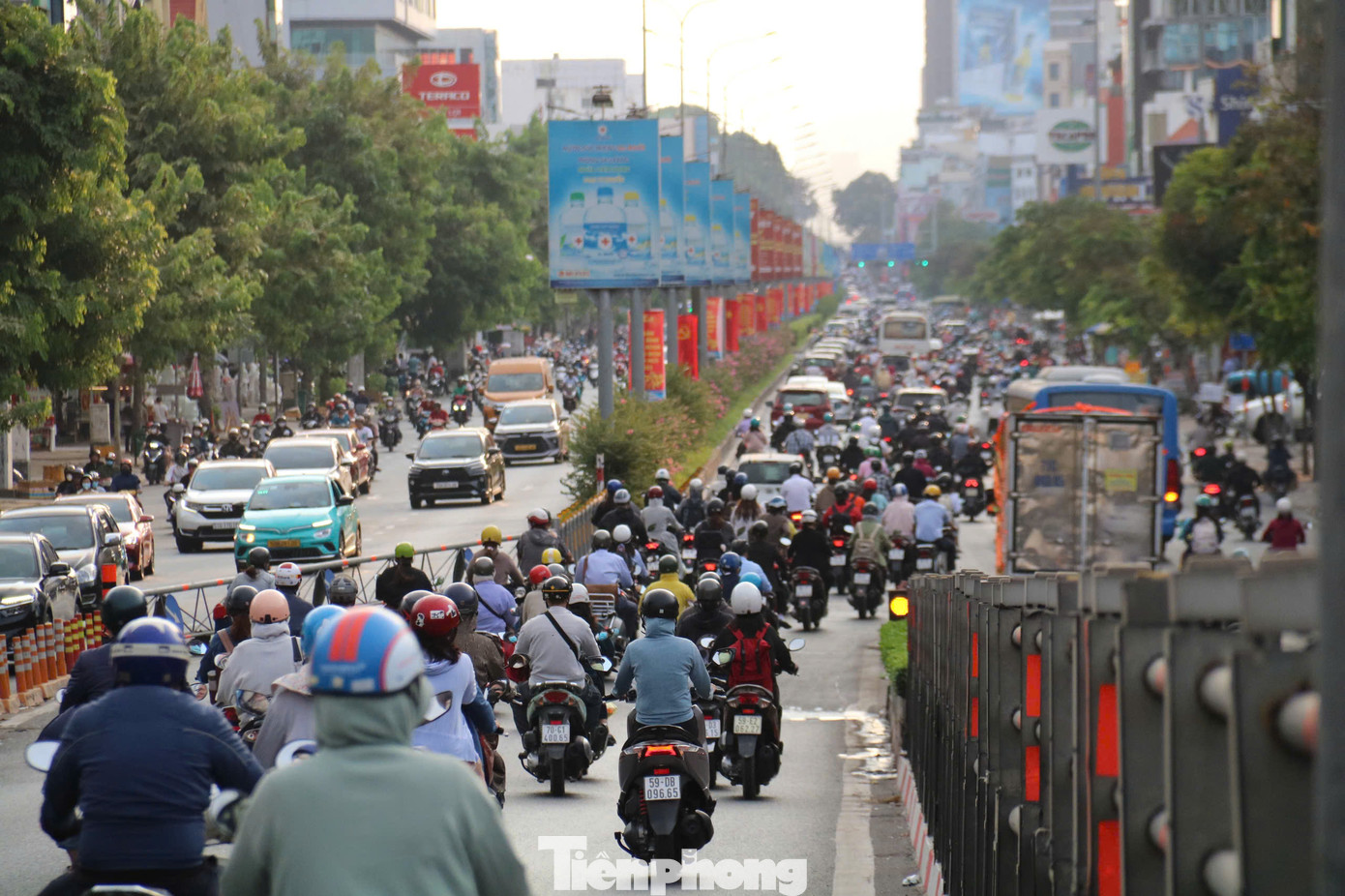 Khu vực cầu vượt nút giao đường Cộng Hòa - Hoàng Hoa Thám (hướng về sân bay Tân Sơn Nhất) tấp nập người và phương tiện.