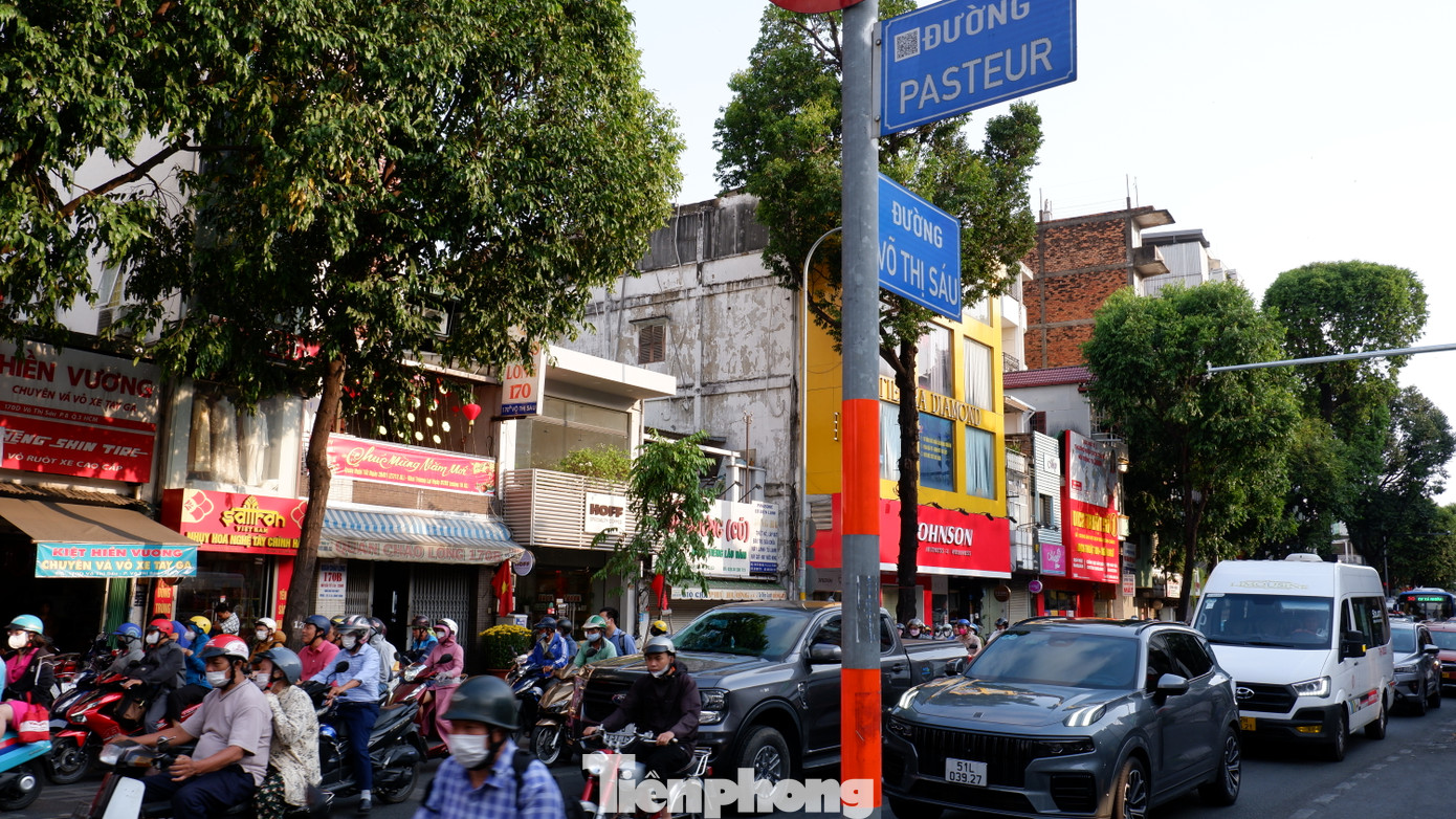 Nút giao giữa đường Võ Thị Sáu với đường Pasteur, quận 3 vào giờ cao điểm sáng ngày đầu đi làm trở lại sau kỳ nghỉ Tết Nguyên đán.