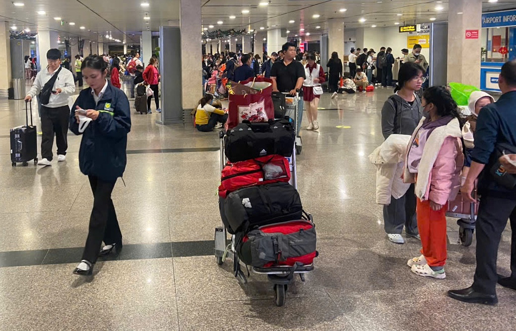 Cảng HKQT Tân Sơn Nhất dự kiến trong ngày 2/2 (mùng 5 Tết), có hơn 150.000 hành khách qua cảng. Cảng HKQT Tân Sơn Nhất dự kiến trong ngày 2/2 (mùng 5 Tết), có hơn 150.000 hành khách qua cảng.