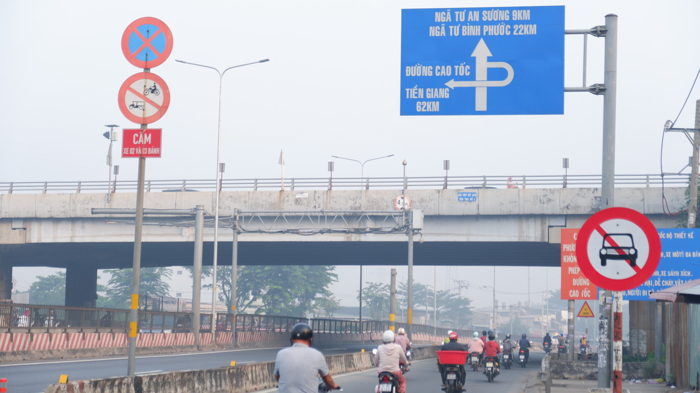 Tại cầu vượt nút giao quốc lộ 1 - Tân Tạo (quận Bình Tân). Tại cầu vượt nút giao quốc lộ 1 - Tân Tạo (quận Bình Tân).