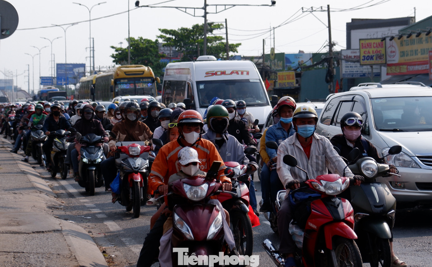 Một số giao lộ như Lê Khả Phiêu - Nguyễn Hữu Trí xảy ra tình trạng ùn ứ.