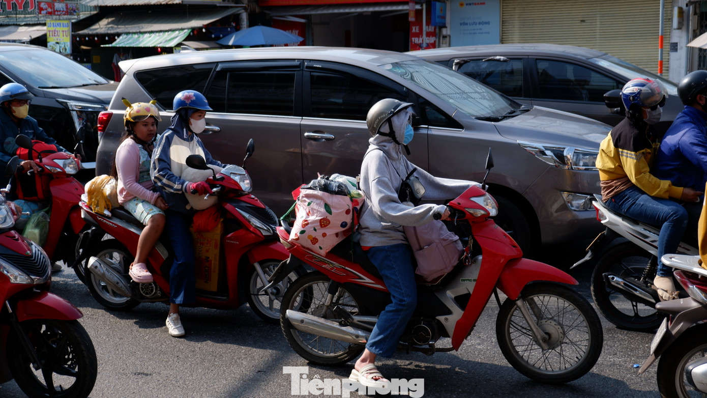 Người dân lỉnh kỉnh hành lý quay lại TPHCM sau kỳ nghỉ Tết.