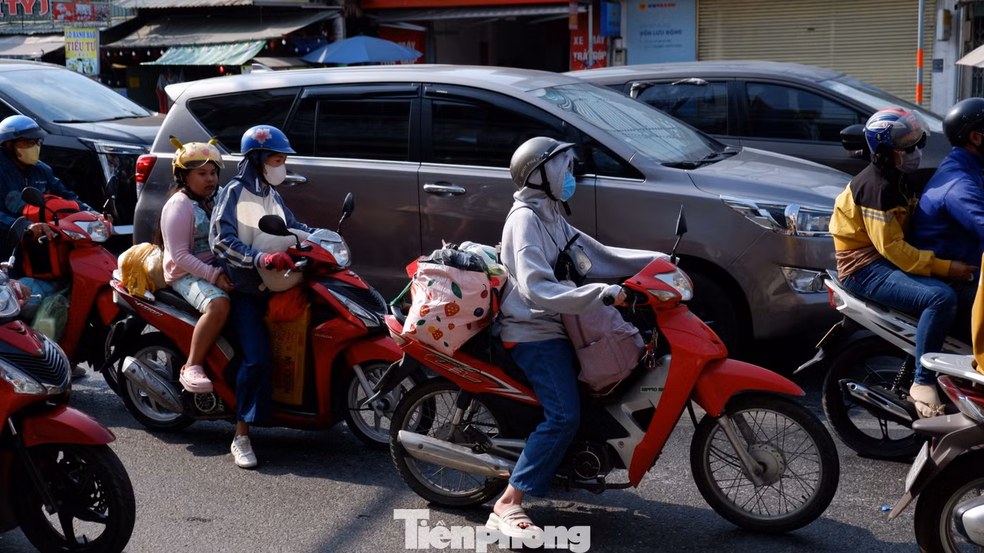Người dân lỉnh kỉnh hành lý quay lại TPHCM sau kỳ nghỉ Tết.
