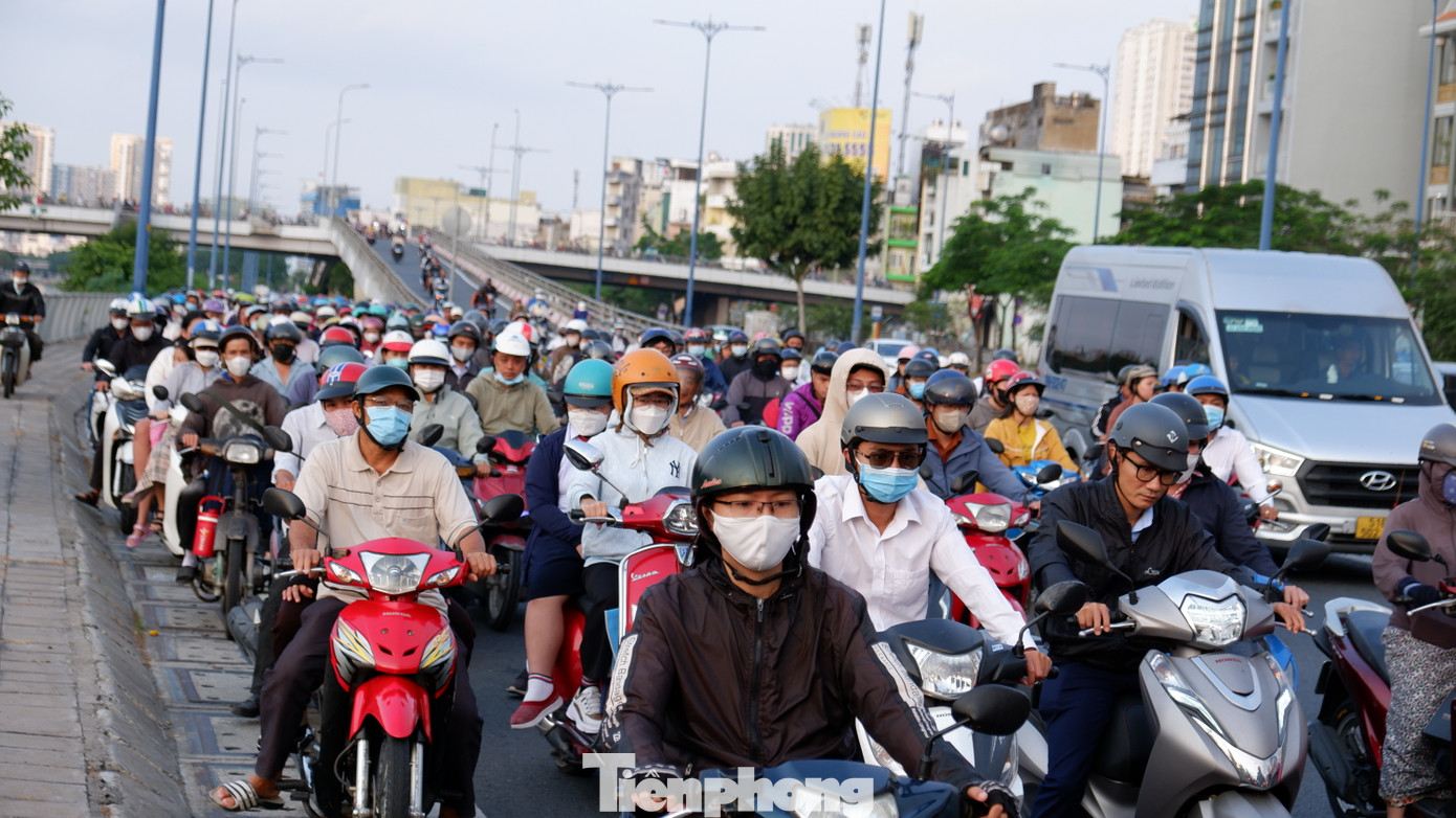 Các phương tiện chen chúc di chuyển.