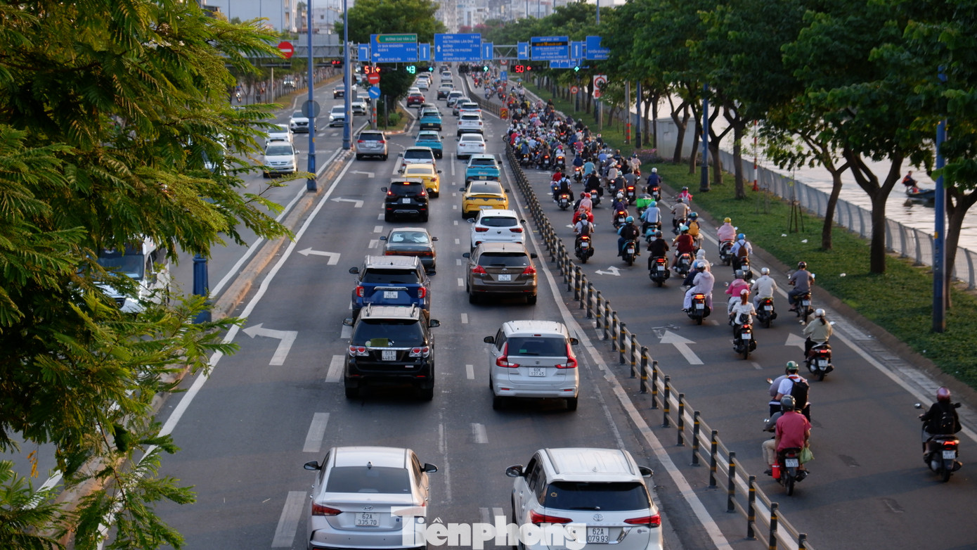 Dòng ô tô nối đuôi xếp hàng trên đường Võ Văn Kiệt di chuyển về hướng trung tâm TPHCM.