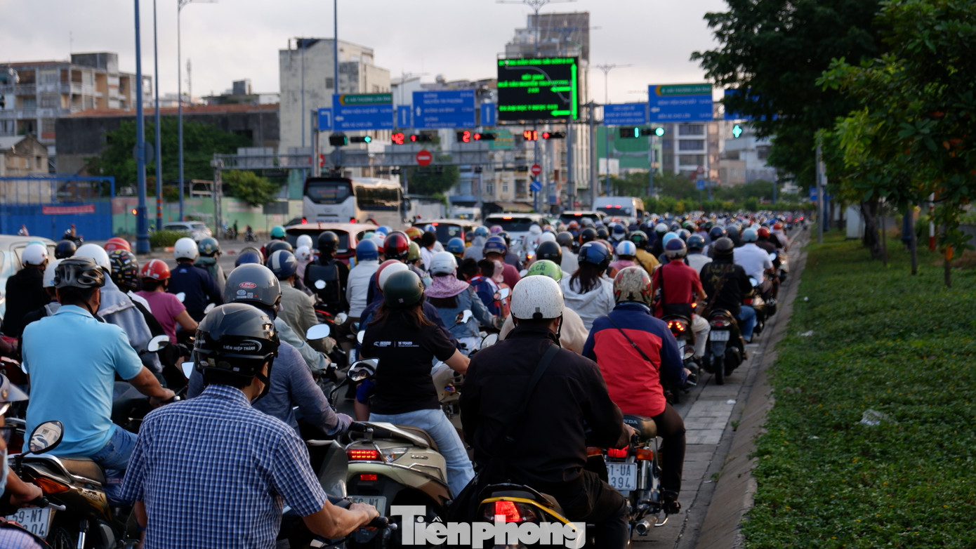 Ông Nguyễn Minh Tâm (ngụ tại quận 6) cho biết: "Khu vực này hay ùn ứ vào giờ cao điểm, nguyên nhân là do mặt đường hẹp, lưu lượng xe máy đông, cùng với đó là nhiều xe dừng chờ đèn rẽ trái từ đường Võ Văn Kiệt vào đường Hải Thượng Lãn Ông khiến khu vực này trở thành "nút thắt cổ chai".