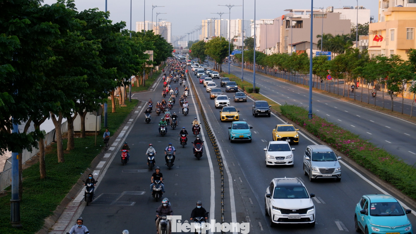 Sáng 3/2, ngày đầu đi làm trở lại sau kỳ nghỉ Tết Nguyên đán 2025, nhiều tuyến đường vào trung tâm TPHCM đông người và phương tiện. Hình ảnh ghi nhận tại đường Võ Văn Kiệt (hướng từ quận 6 đi quận 1) lúc 7h sáng.