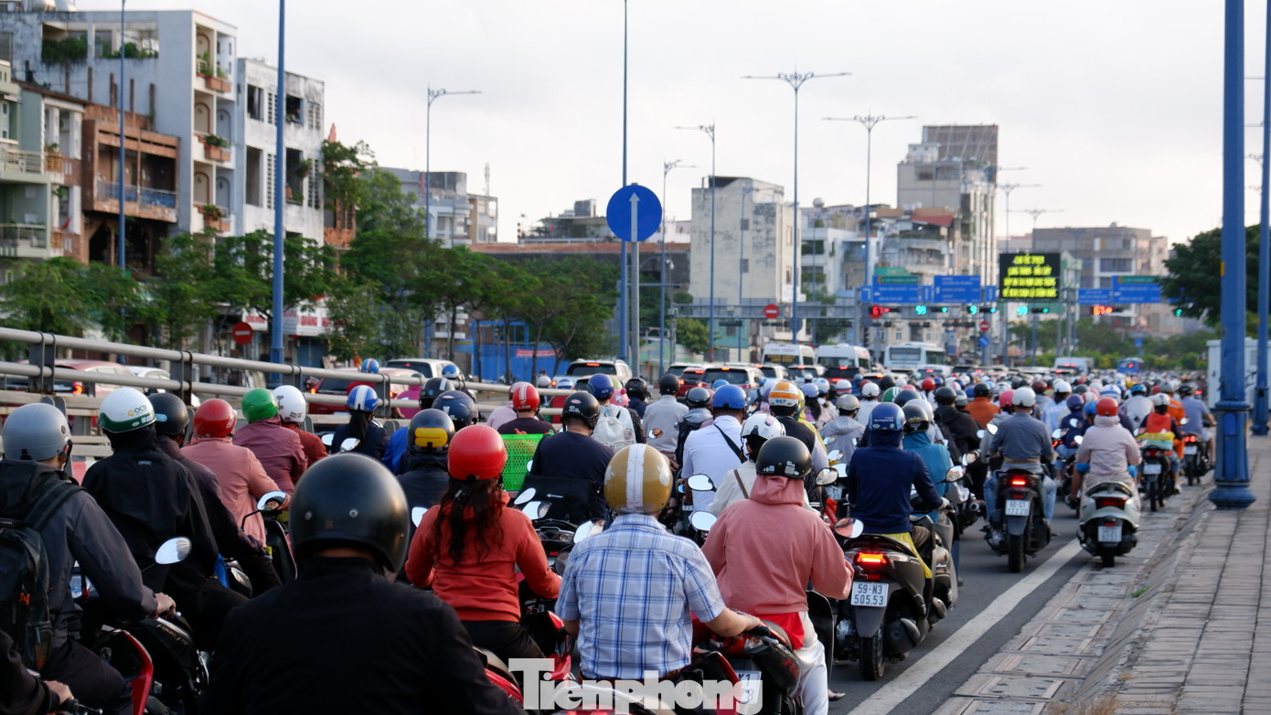 Đoạn đường Võ Văn Kiệt (từ cầu Chà Và đến nút giao Võ Văn Kiệt - Hải Thượng Lãn Ông, quận 5) xảy ra ùn ứ ở các giao lộ vì các phương tiện chờ đèn tín hiệu giao thông.