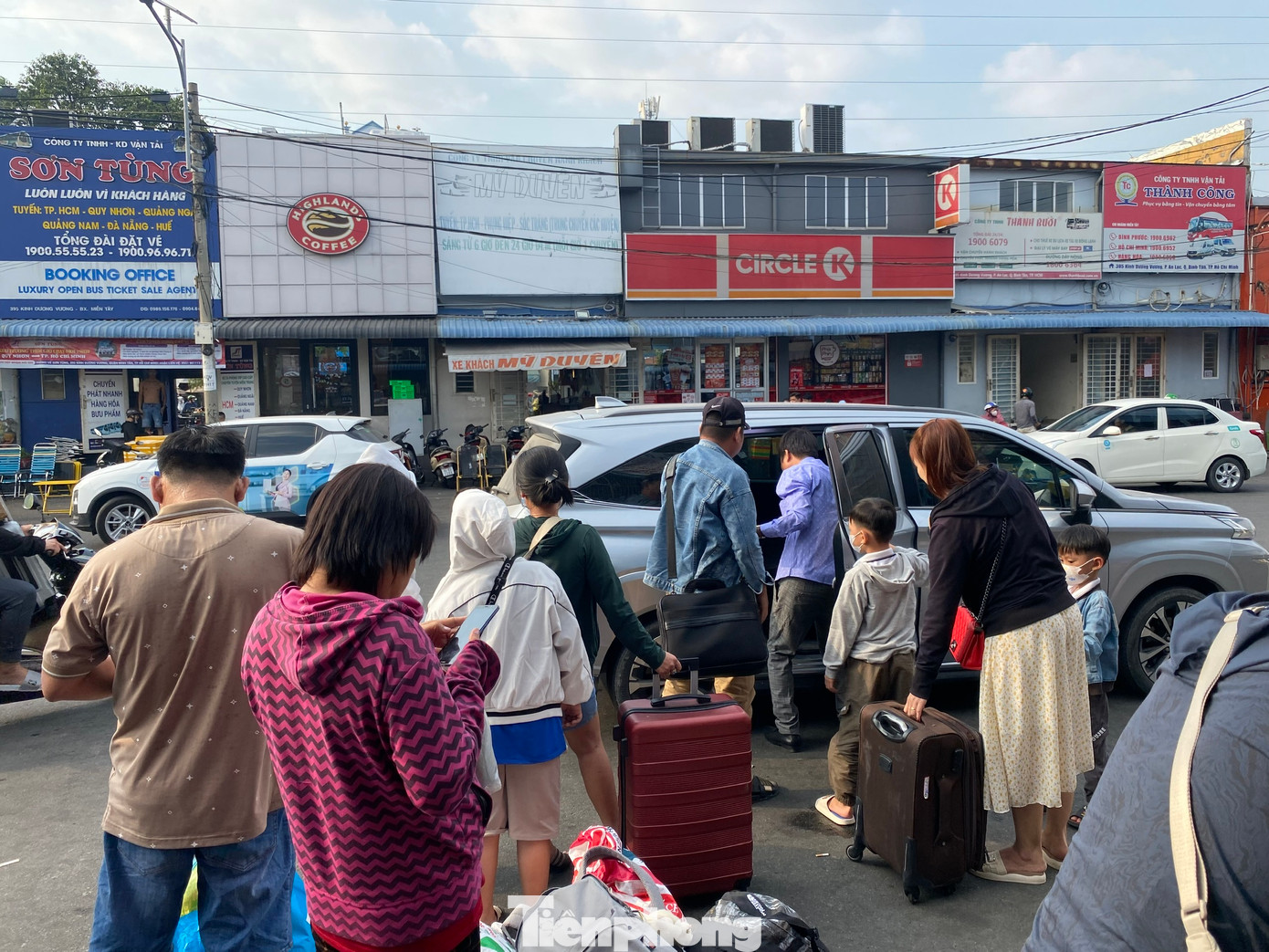 Theo ghi nhận của PV, hành khách đón xe taxi, xe công nghệ rời bến xe Miền Tây khá thuận lợi trong thời gian đầu giờ chiều 2/2.