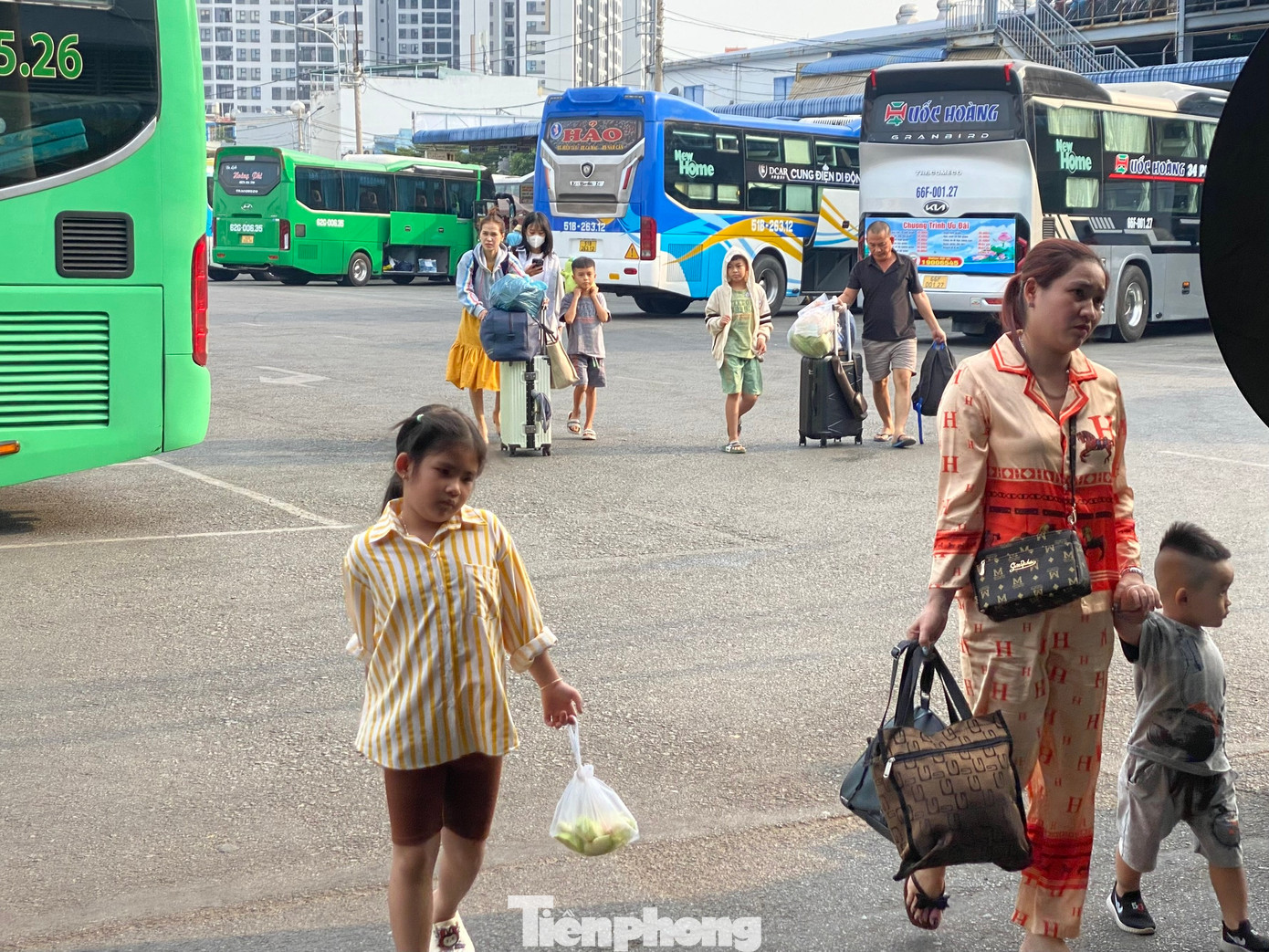Tại bến xe Miền Tây (quận Bình Tân), chiều 2/2 (mùng 5 Tết) có rất đông hành khách rời bến để về nhà sau kỳ nghỉ Tết.