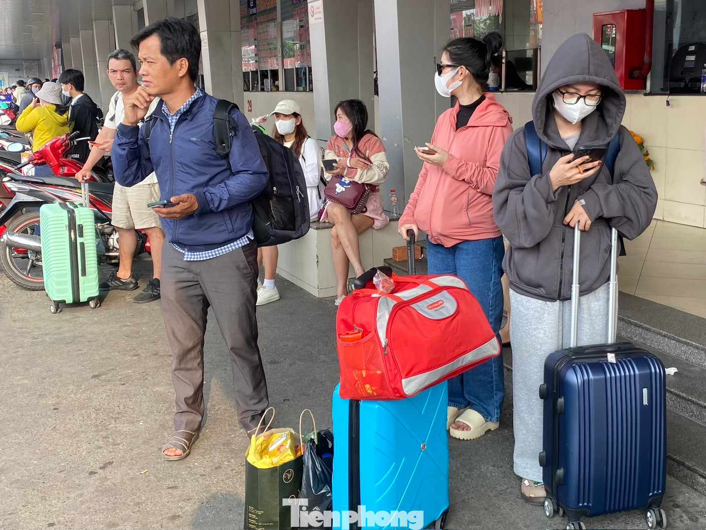 Dự kiến trong 20 ngày phục vụ Tết, có 760.000 hành khách qua bến xe Miền Tây, tăng khoảng 5,13% so với cùng kỳ năm 2024 và tăng hơn 38% so với ngày bình thường. Ảnh: Người dân lỉnh kỉnh đồ đạc, hành lý chuẩn bị rời bến xe Miền Tây.