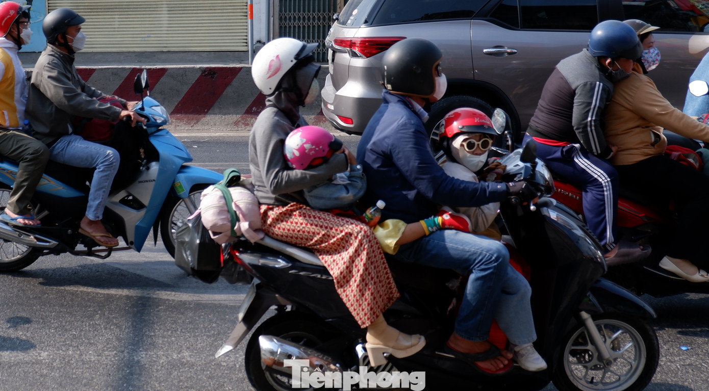 Các em nhỏ theo ba mẹ quay lại TPHCM sau thời gian về quê nghỉ Tết.