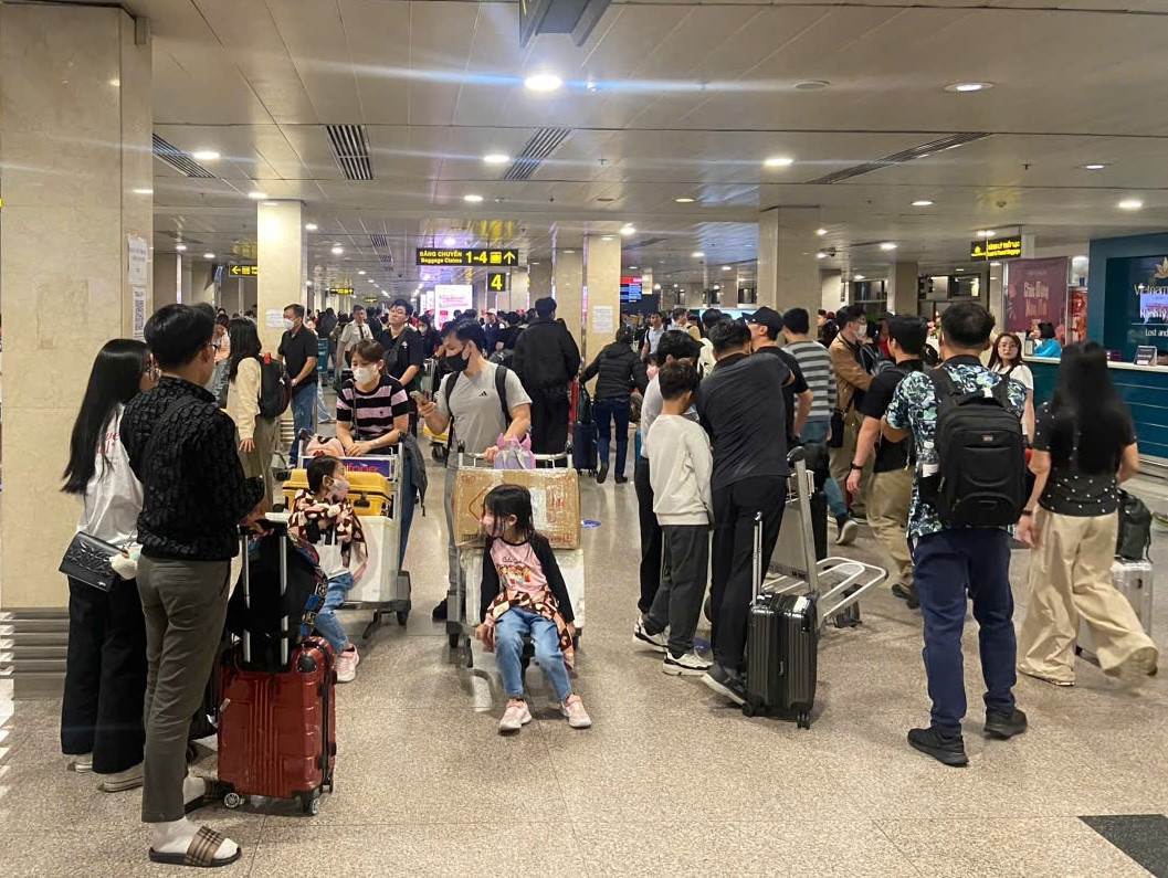 Hành khách lỉnh kỉnh hành lý quay lại TPHCM sau kỳ nghỉ Tết Nguyên đán 2025. Ảnh ghi nhận tại ga đến quốc nội - Cảng HKQT Tân Sơn nhất. Hành khách lỉnh kỉnh hành lý quay lại TPHCM sau kỳ nghỉ Tết Nguyên đán 2025. Ảnh ghi nhận tại ga đến quốc nội - Cảng HKQT Tân Sơn nhất.
