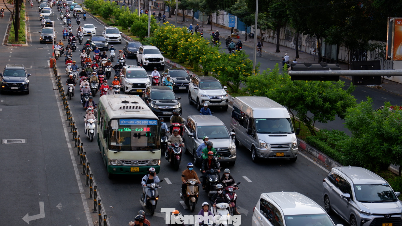 Đường Nguyễn Hữu Cảnh (hướng từ quận Bình Thạnh về trung tâm quận 1) tấp nập người, xe trong giờ cao điểm sáng 3/2.