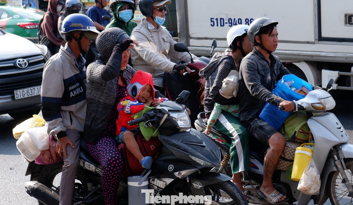 Hành trình kéo dài dưới thời tiết nắng nóng khiến nhiều em nhỏ mệt mỏi.