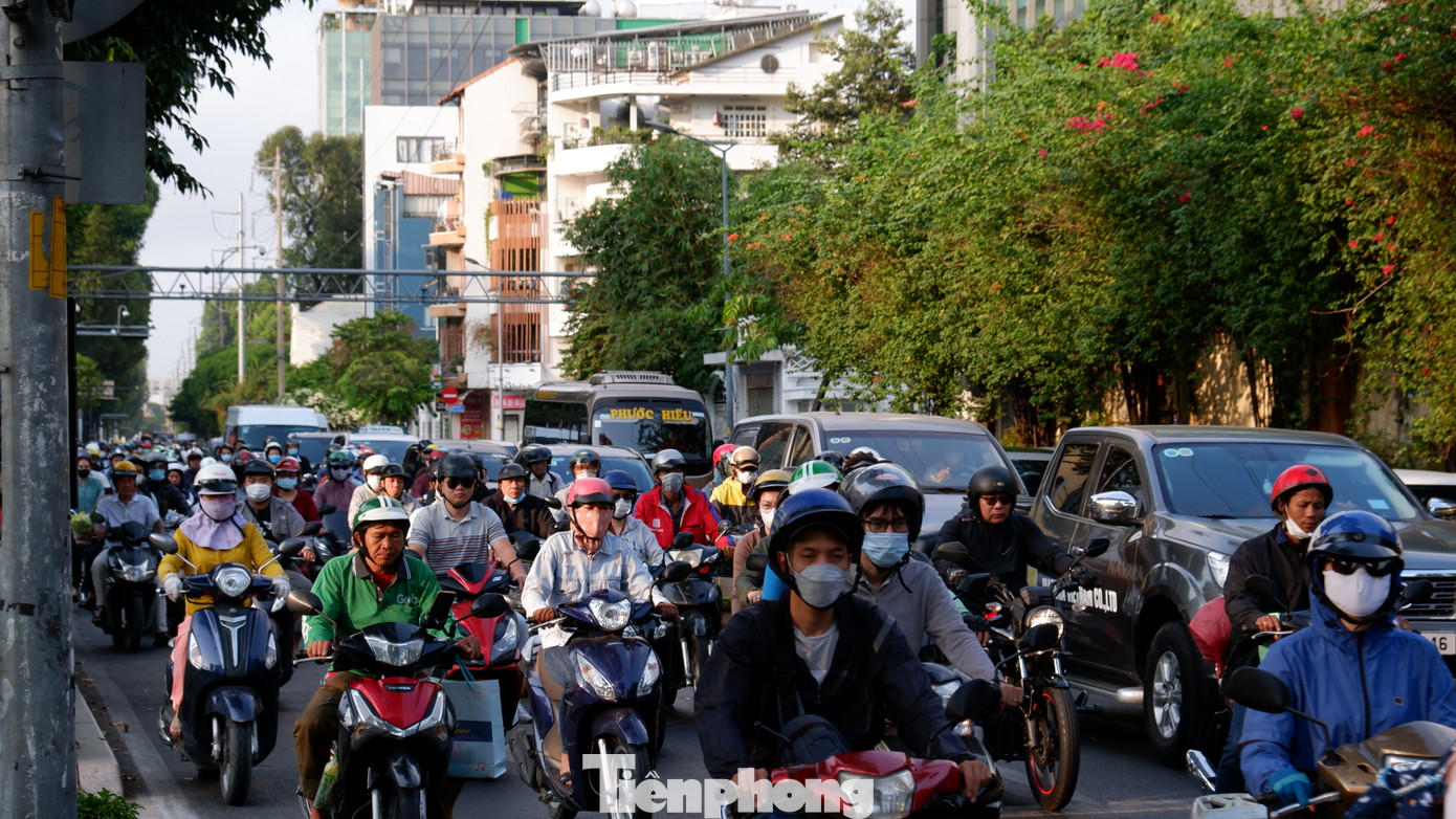 Tương tự, nhiều tuyến đường trung tâm TPHCM như: Pasteur, Điện Biên Phủ, Võ Thị Sáu, Nam Kỳ Khởi Nghĩa... cũng tấp nập phương tiện di chuyển. Hình ảnh ghi nhận tại đường Điện Biên Phủ, quận 3.