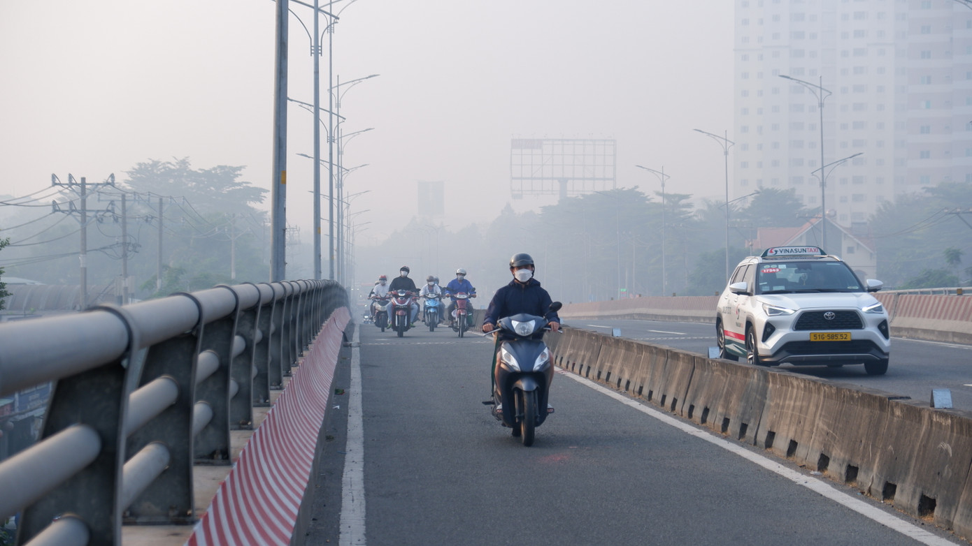 Sương mù tại cầu vượt tỉnh lộ 10, quận Bình Tân, TPHCM. Ảnh: Hữu Huy Sương mù tại cầu vượt tỉnh lộ 10, quận Bình Tân, TPHCM. Ảnh: Hữu Huy