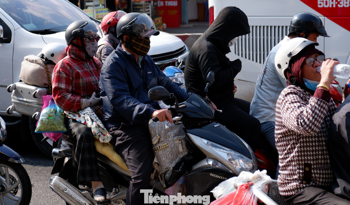 Trong những ngày cuối tuần, khu vực Nam Bộ (bao gồm TPHCM) tiếp tục có nắng nóng, có nơi nhiệt độ cao nhất trên 35 độ C. Ảnh minh họa: Hữu Huy