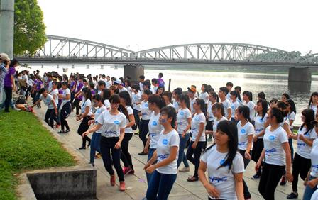 Vũ điệu flashmob của 1.000 bạn trẻ đón chào Festival Huế ảnh 3