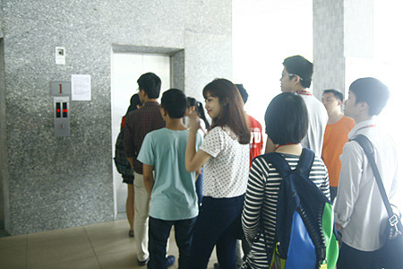 Nhiều đại học mở chiến dịch ‘văn minh thang máy’ ảnh 3