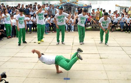 Vũ điệu flashmob của 1.000 bạn trẻ đón chào Festival Huế ảnh 2