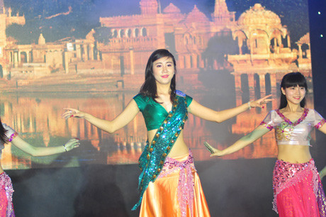 Ngắm Hoa khôi ĐH Nông nghiệp múa bollywood quyến rũ ảnh 3