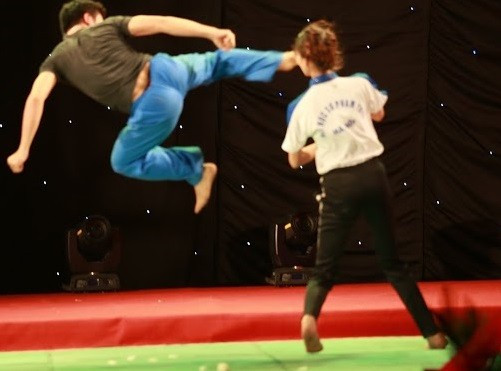 Màn đấu võ của cô giáo thể dục tương lai ảnh 4