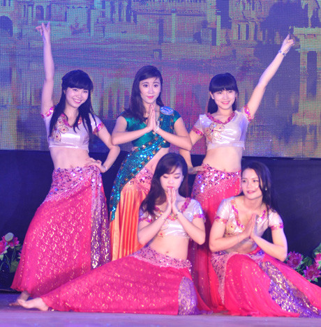 Ngắm Hoa khôi ĐH Nông nghiệp múa bollywood quyến rũ ảnh 6