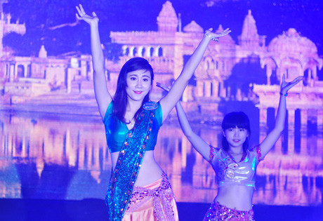 Ngắm Hoa khôi ĐH Nông nghiệp múa bollywood quyến rũ ảnh 1